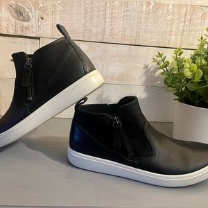 Cute, comfy, casual Ecco slip-ons. Can be dressed up or down. Pair with joggers!